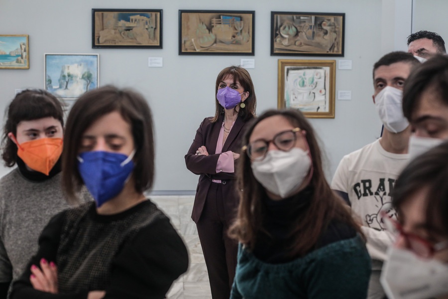 Η ΠτΔ Κατερίνα Σακελλαροπούλου μαζί με νέους με σύνδρομο Down στην Εθνική Πινακοθήκη