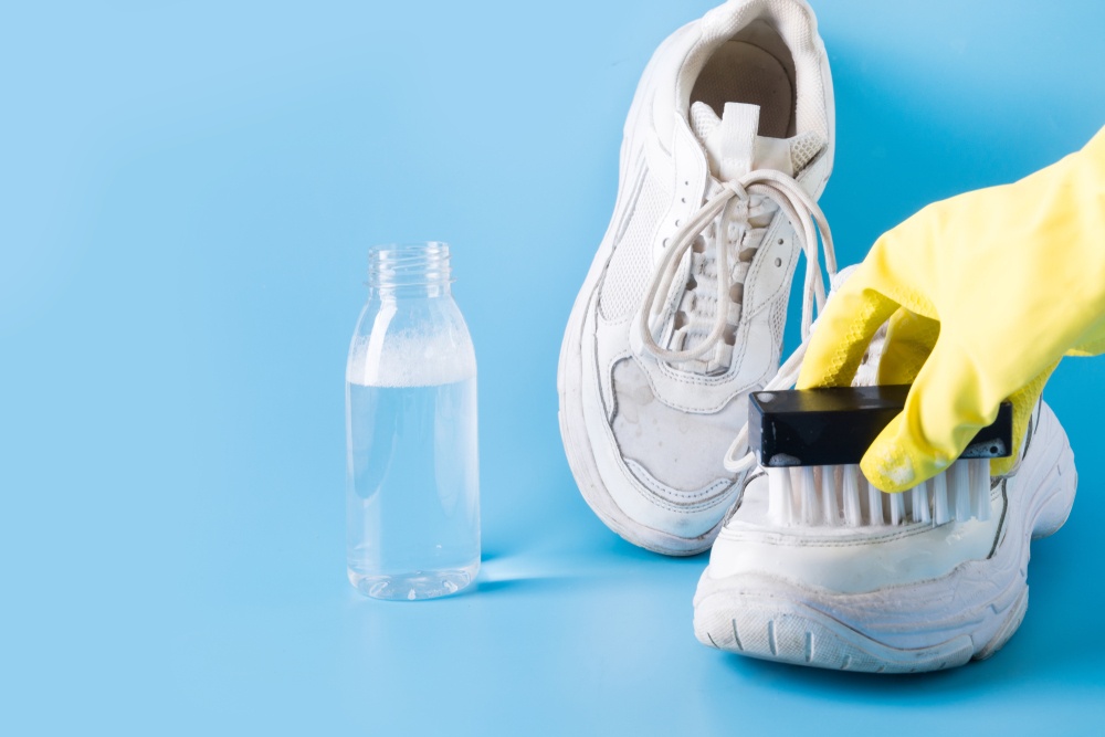 Πώς να καθαρίσετε τα λευκά παπούτσια, χωρίς χλωρίνη και ακριβά καθαριστικά