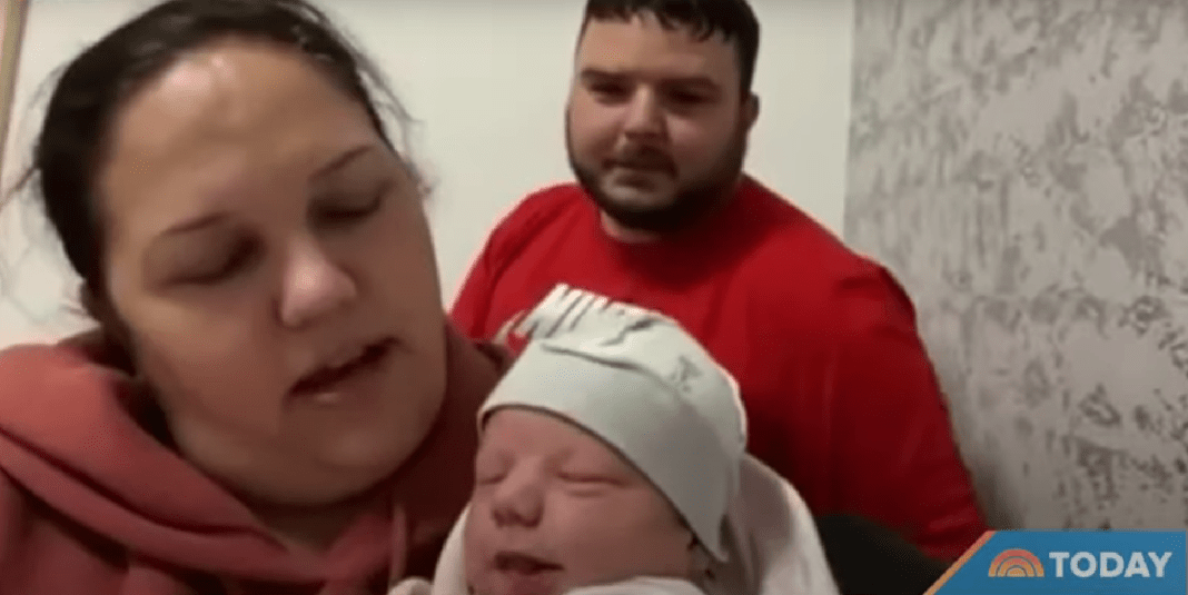 Ένα ζευγάρι Αμερικανών ταξίδεψε για να φέρει το μωρό που γεννήθηκε από παρένθετη μητέρα στην Ουκρανία