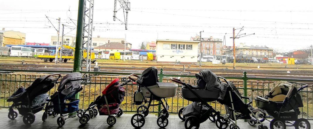 Η ιστορία πίσω από την viral φωτογραφία με τα καρότσια στα πολωνικά σύνορα