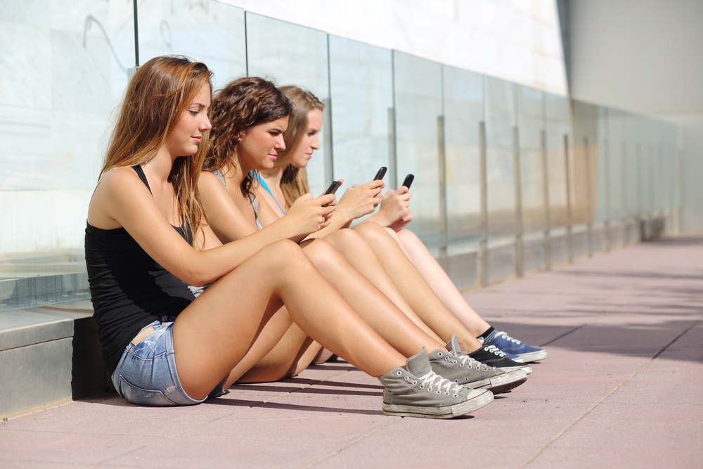 Οι ηλικίες που γίνονται πιο ευάλωτα, τα κορίτσια και τα αγόρια στα μέσα κοινωνικής δικτύωσης