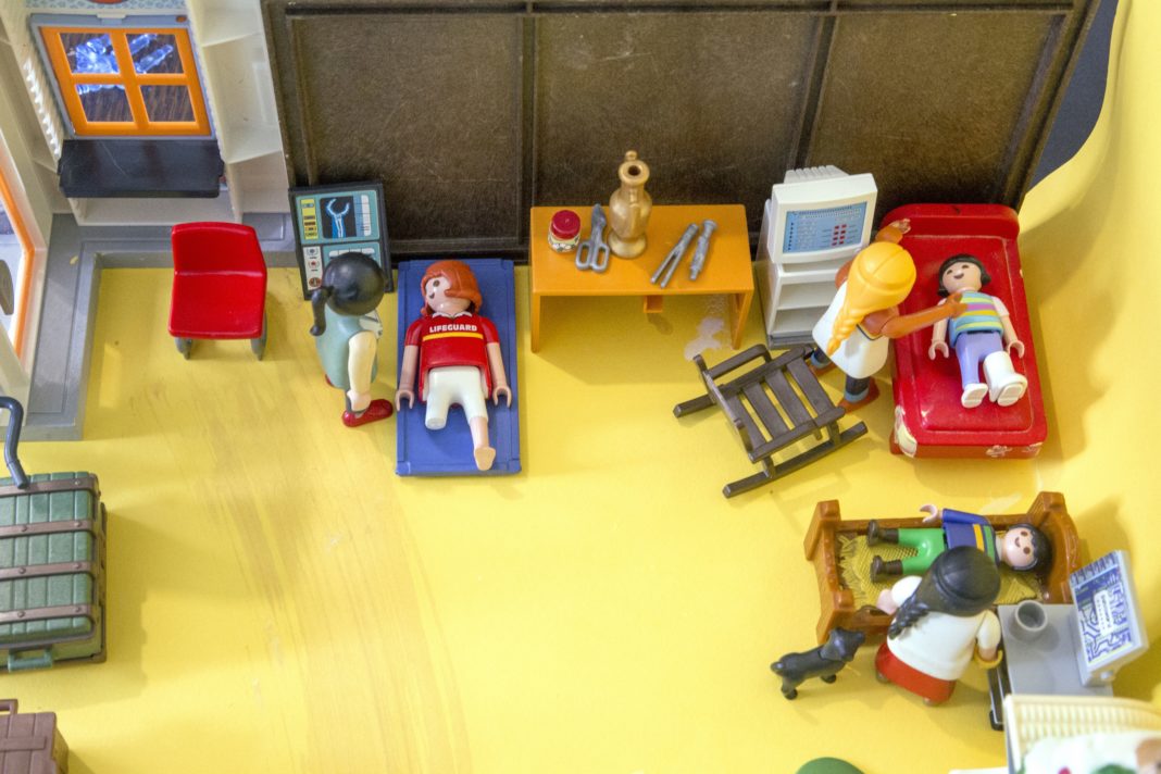 Προσφυγόπουλα εκφράζουν όσα νιώθουν με φιγούρες Playmobil και κόβουν την ανάσα