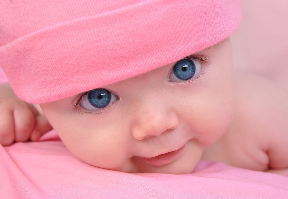 Τα μωρά βλέπουν όταν γεννιούνται; Αλλάζουν χρώμα τα μάτια τους; Απαντήσεις σε κλασικούς μύθους