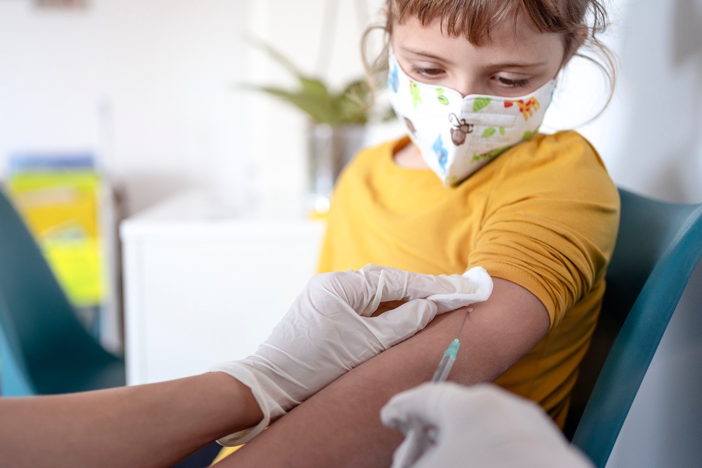 3η δόση εμβολίου και για τα μικρά παιδιά; Pfizer και BioNTech θα υποβάλουν αίτημα έγκρισης σε FDA και EMA