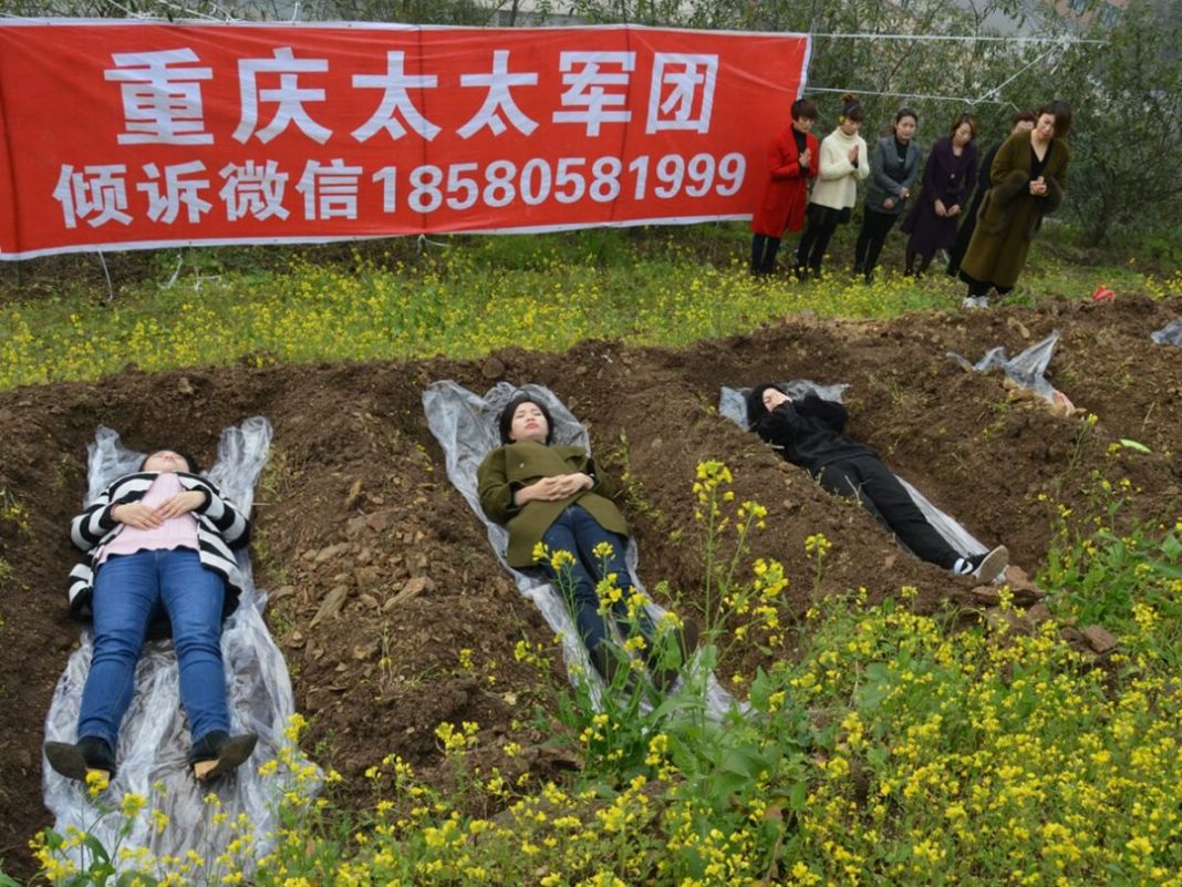 Κίνα. Γυναίκες συμμετέχουν σε “μαθήματα τάφου” για έναν πολύ σοβαρό λόγο