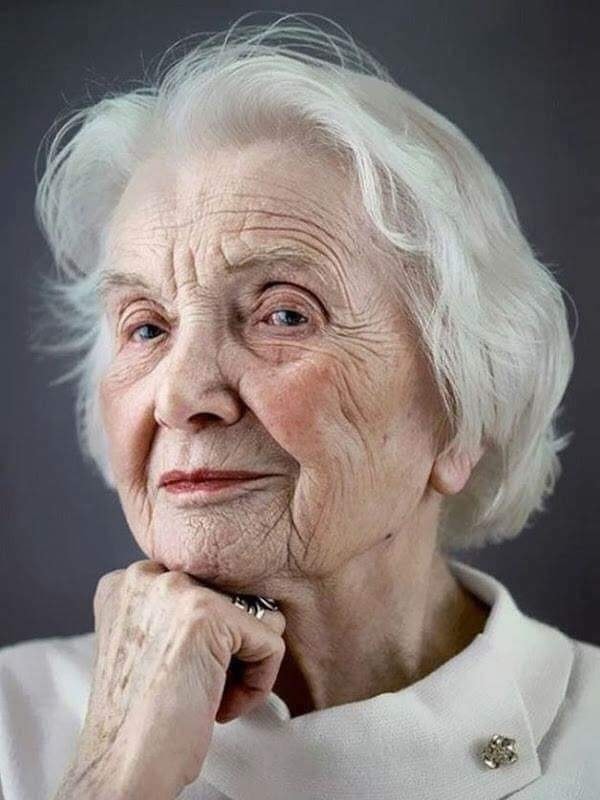"Τι είναι η Ευτυχία; Κάτι που το αποφασίζεις από πριν" μας λέει η 92χρονη κ. Τζόουνς και μας καθηλώνει