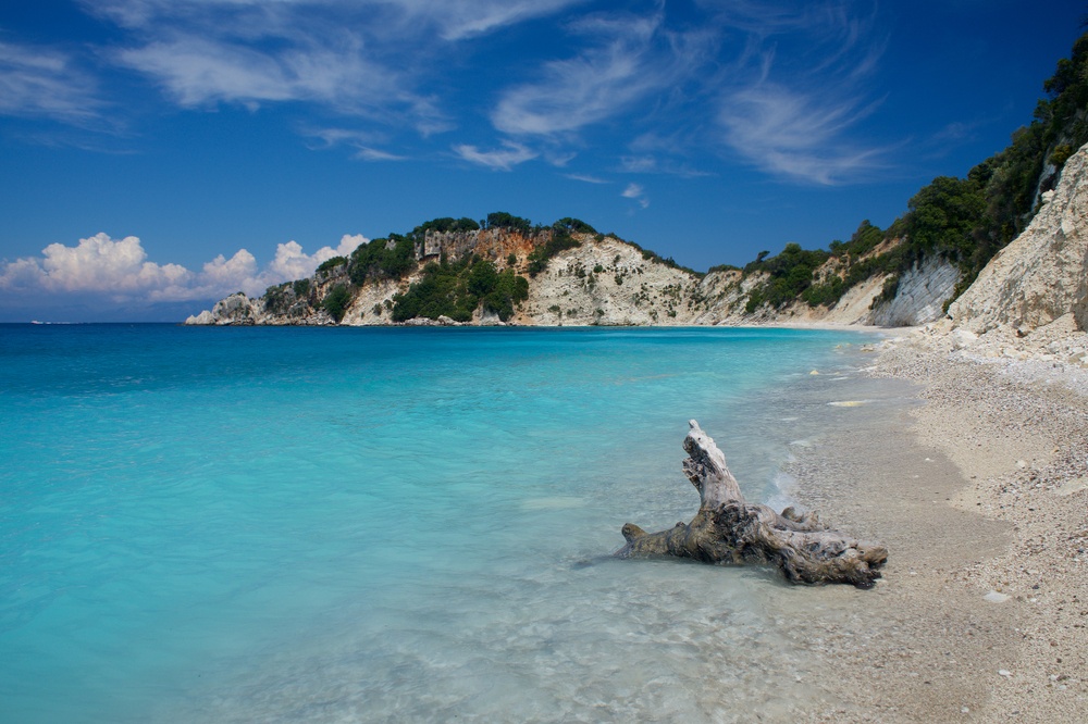 «Τόσο όμορφες που θα δακρύσεις από χαρά» λένε οι αναγνώστες του Guardian για τις παραλίες στην Ελλάδα