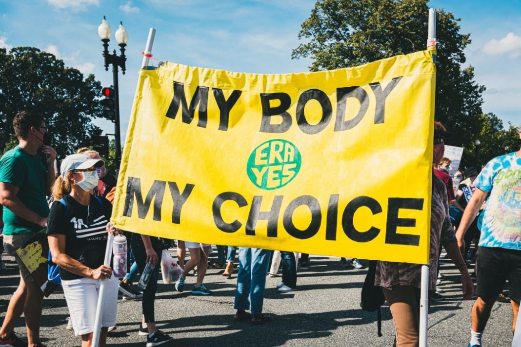 Παγκόσμια οργή μετά την απόφαση του Ανώτατου Δικαστηρίου των ΗΠΑ να απαγορεύσει το δικαίωμα στις αμβλώσεις