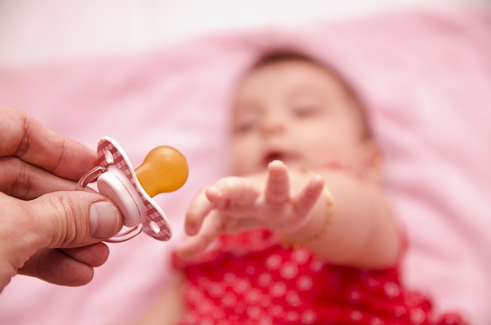 Πρέπει να δώσετε στο μωρό σας πιπίλα; Η παιδίατρος απαντά