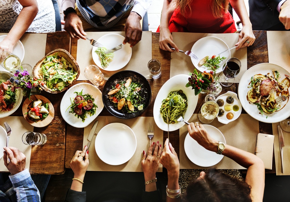 Healthstories Γιατί είναι αγενές να ακουμπάμε τους αγκώνες στο τραπέζι όταν τρώμε - Η εξήγηση πίσω από τον παρωχημένο κανόνα