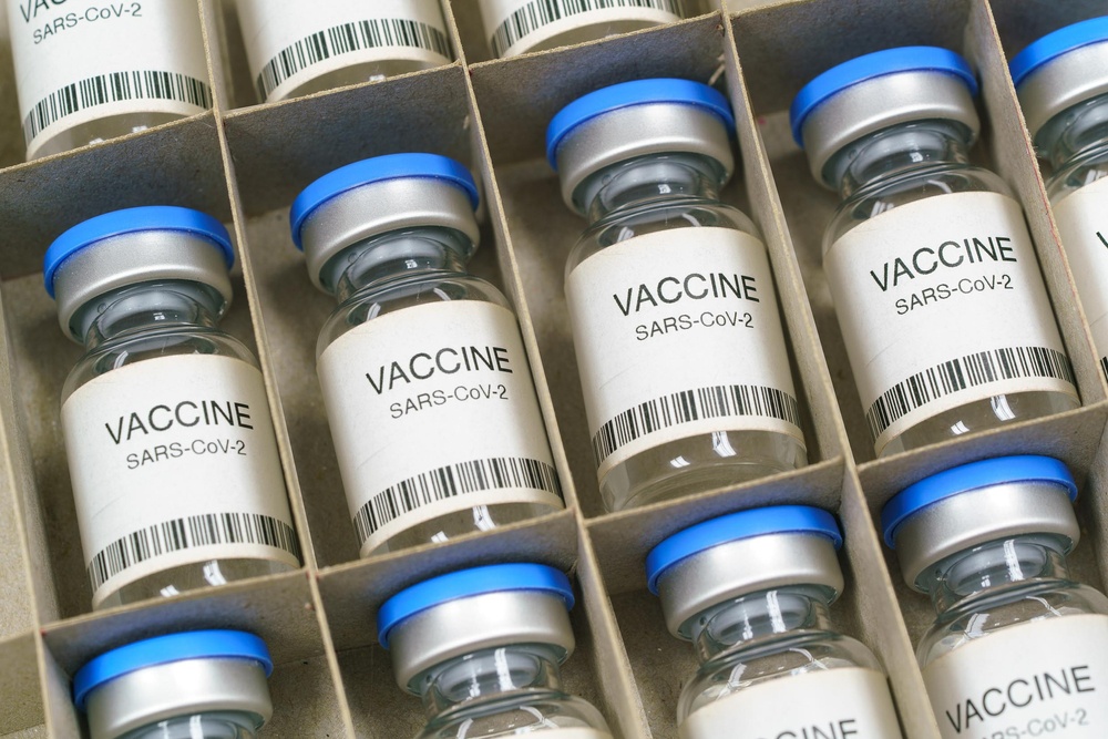 Έχουν ή όχι διαφορές τα νέα εμβόλια από τα υπάρχοντα; Ο καθηγητής Μανωλόπουλος απαντά