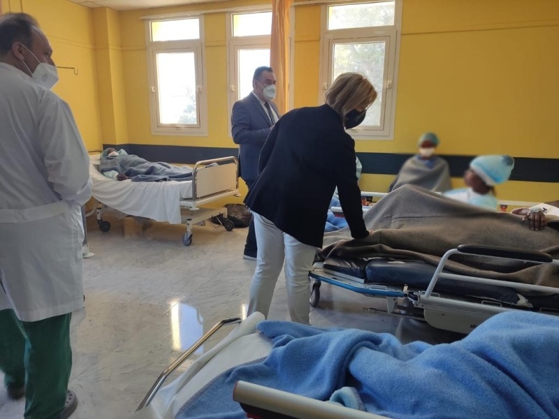 Healthstories Η Μίνα Γκάγκα επισκέφθηκε μετανάστριες από το ναυάγιο στη Λέσβο