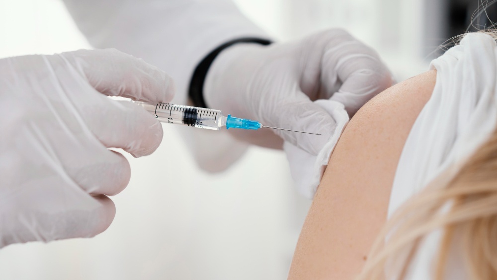 Pfi zer: Το διδύναμο εμβόλιό της κατά της Όμικρον αυξάνει σημαντικά τα αντισώματα έναντι υποπαραλλαγών