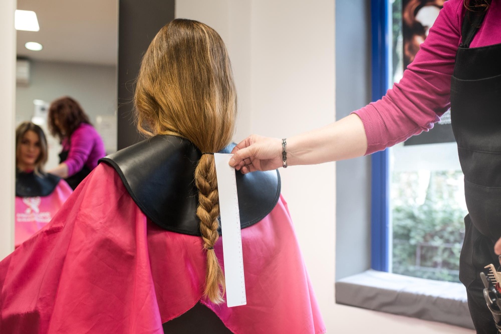Κομμώτρια από τη Θεσσαλονίκη έκοψε εκατό κοτσίδες μαλλιών για τις γυναίκες με καρκίνο