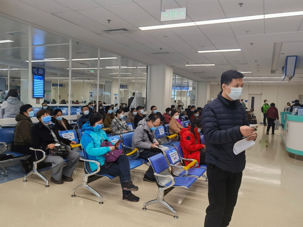 Healthstories Κίνα Η άρση των μέτρων οδήγησε σε νέο κύμα κορωνοϊού Μεγάλη πίεση στα νοσοκομεία
