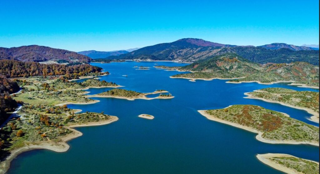 Πού βρίσκεται η πιο ορεινή λίμνη της Ελλάδας με τη σπάνια ομορφιά