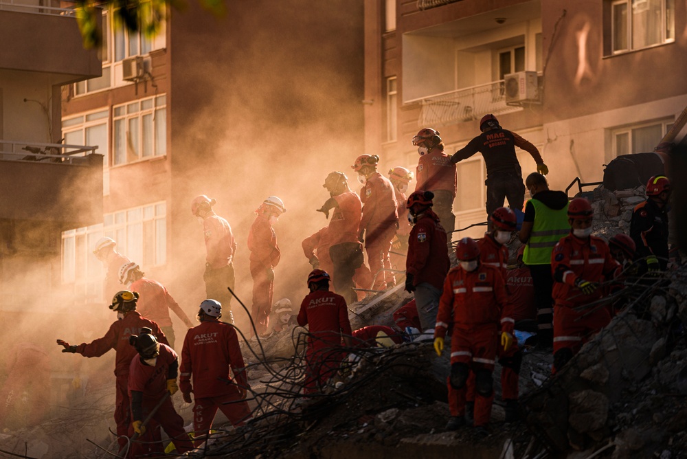 Healthstories Η ιστορία μιας ξεχωριστής αλλά γλυκόπικρης διάσωσης στα ερείπια μιας πολυκατοικίας στην Τουρκία