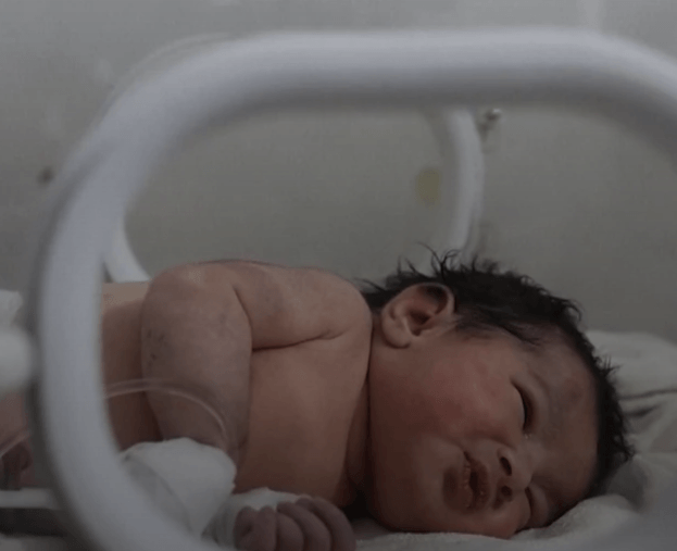 Healthstories Χιλιάδες θέλουν να υιοθετήσουν το μωρό που ανασύρθηκε από τα ερείπια - Την θηλάζει η σύζυγος του γιατρού