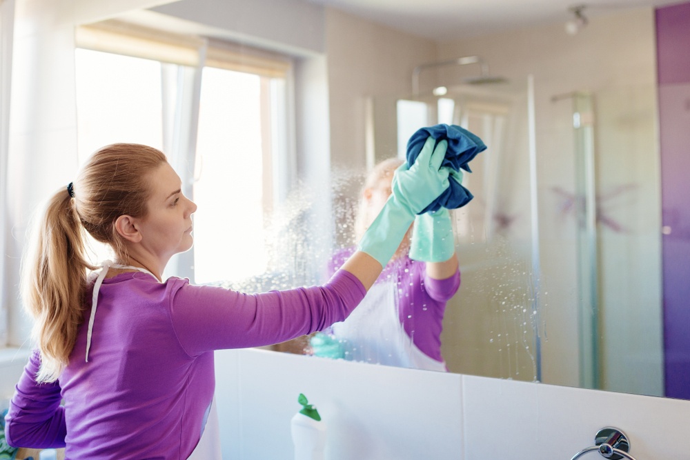 Πώς να καθαρίσετε τον καθρέφτη, χωρίς να αφήσετε κηλίδες και σκόνη