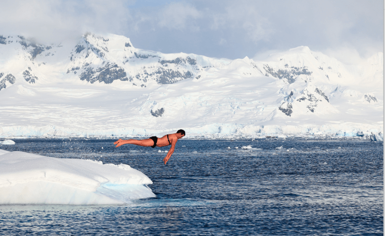 Ο Έλληνας γιατρός, που κολύμπησε στην Ανταρκτική, για να καταγράψει τις επιπτώσεις της κλιματικής αλλαγής