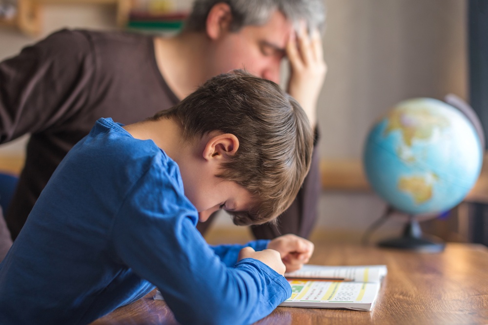 1 στους 3 ενήλικες έχει άγχος όταν κάνει μαθηματικά και 2 στους 3 γονείς βοηθούν τα παιδιά τους με την Google
