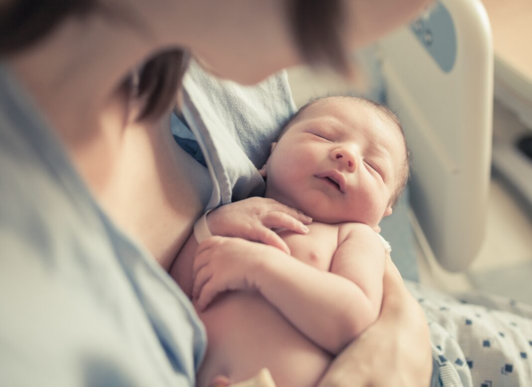 Healthstories Rooming in Μια πρακτική που μειώνει το άγχος και ενισχύει το δεσμό μητέρας - νεογνού