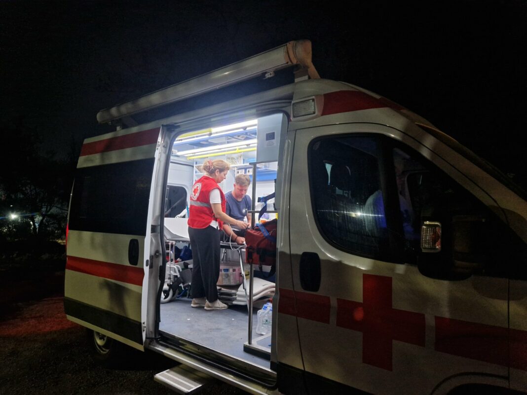 Healthstories Όλη τη νύχτα έμειναν οι εθελοντές του Ερυθρού Σταυρού στις πυρόπληκτες περιοχές της Δυτικής Αττικής