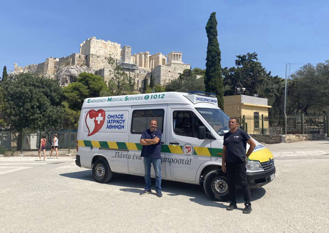 Healthstories Ασθενοφόρο του Ομίλου Ιατρικού Αθηνών στην Ακρόπολη για τις ανάγκες του καύσωνα