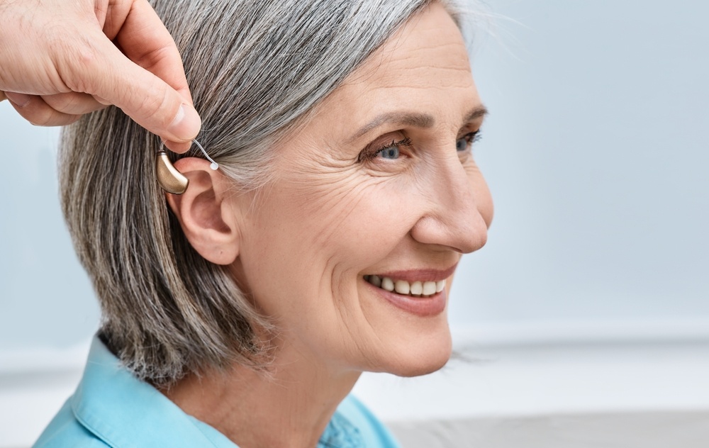 Healthstories Τα ακουστικά βαρηκοΐας μειώνουν τα γνωστικά προβλήματα όταν υπάρχει κίνδυνος άνοιας