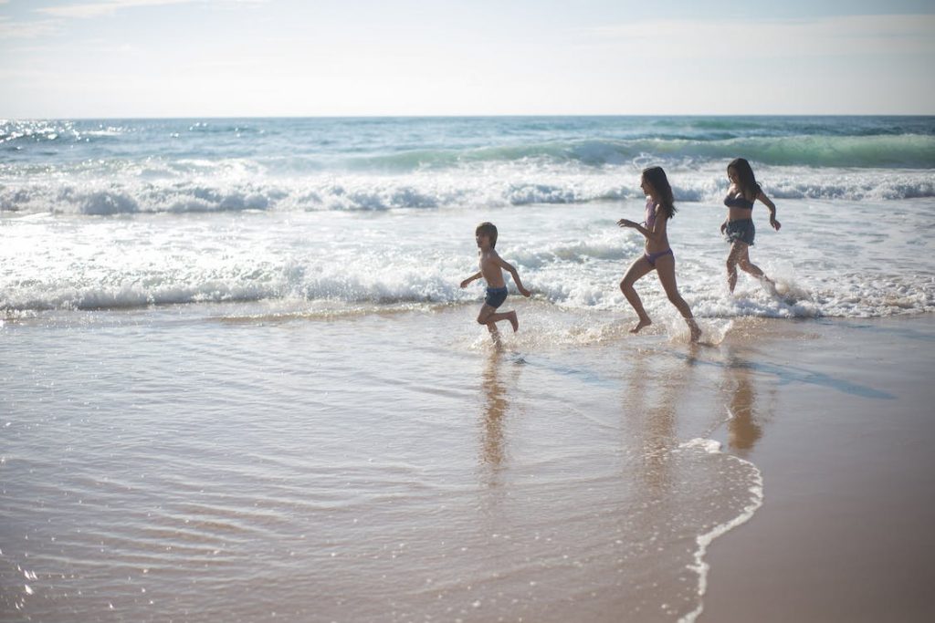 Αυτοί είναι οι καλοί τρόποι που πρέπει να διδάξετε τα παιδιά σας για την παραλία