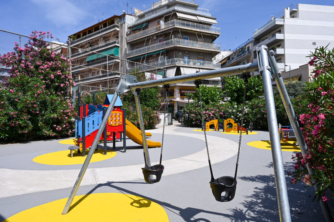 Μία πολύχρωμη «κυψέλη» παιχνιδιού στα Ιλίσια από τον Δήμο Αθηναίων