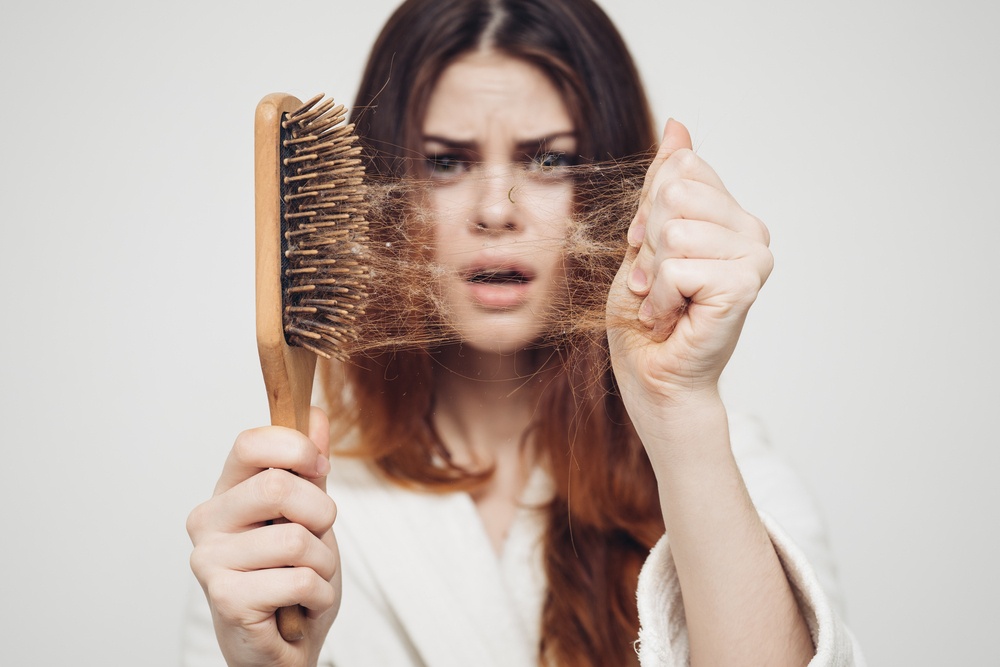 Γιατί πέφτουν τα μαλλιά το φθινόπωρο; Τρόποι αντιμετώπισής