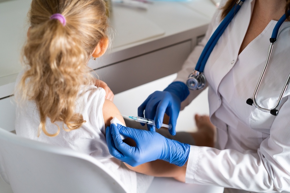 Εμβολιασμοί COVID-19: Αυξημένη η ζήτηση, ξεκινούν σήμερα για τα παιδιά με το νέο μονοδύναμο εμβόλιο