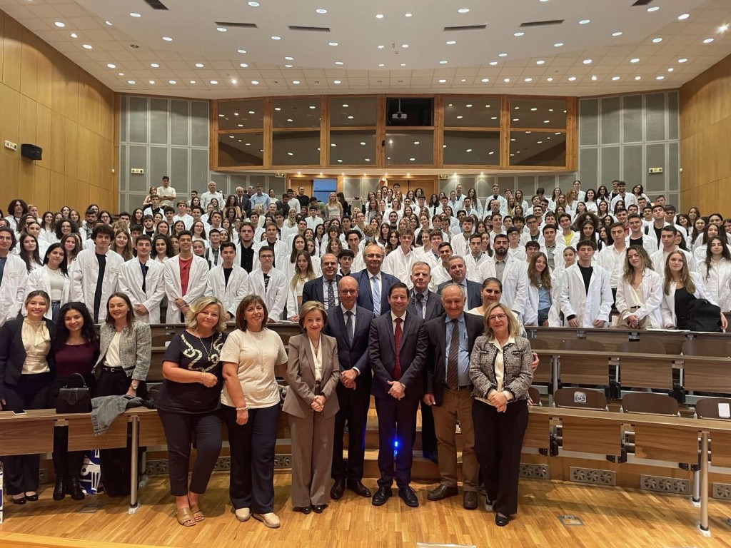 Η Ιατρική Σχολή Αθηνών υποδέχεται τους φοιτητές της με την τελετή της «Λευκής Ποδιάς»