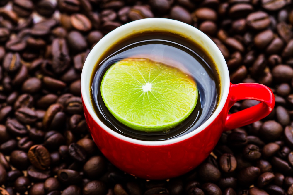 Καφές με λεμόνι το πρωί για απώλεια βάρους; Τι λένει οι ειδικοί για την νέα τάση που κατακλύζει το TikTok