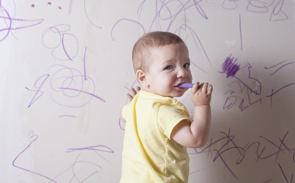 Τι να κάνετε αν το παιδί σας μασουλάει τα κραγιόνια ζωγραφικής