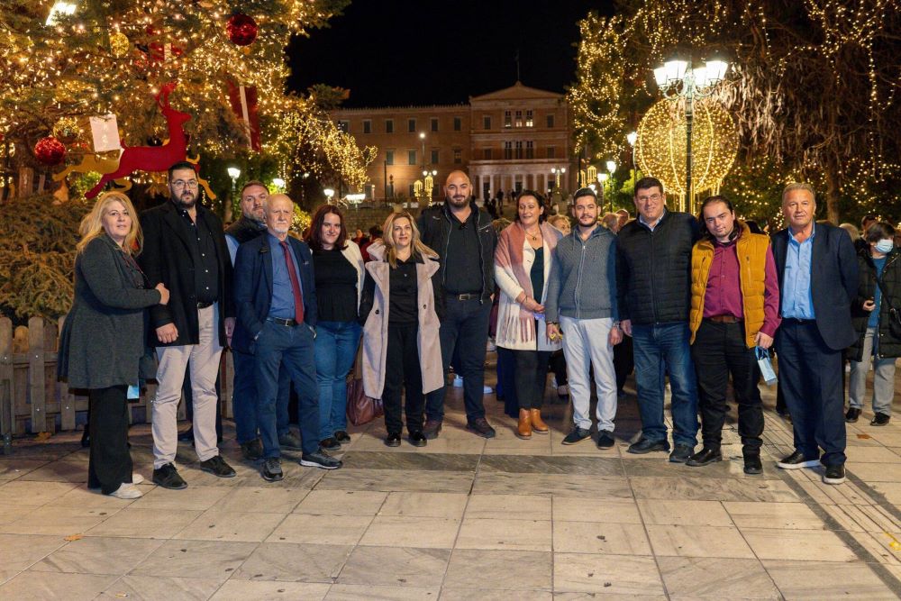Healthstories Βόλτα αγάπης για 58 ηλικιωμένους στη στολισμένη Αθήνα