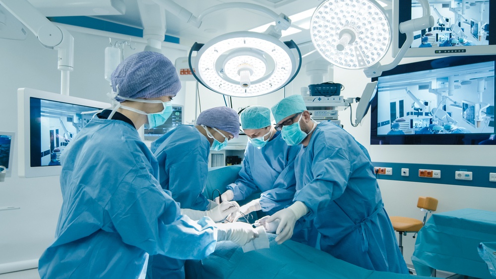 Μ.Θεμιστοκλέους Άμεσα 700 προσλήψεις για τα απογευματινά χειρουργεία