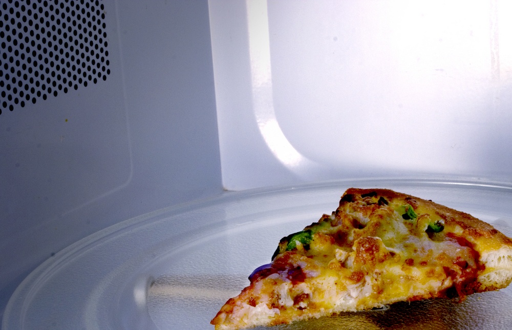 Healthstories Μυστικά για να ζεστάνετε την κρύα πίτσα στο φούρνο, τη φριτέζα ή το τηγάνι