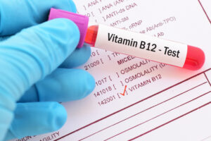 Βιταμίνη Β12: Πού βοηθάει, τι γίνεται σε περίπτωση ανεπάρκειας, γιατί τη χρειάζονται οι χορτοφάγοι