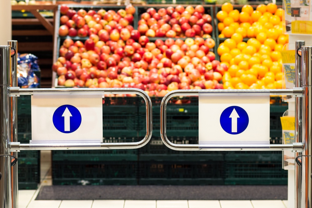Healthstories Ο λόγος που τα σούπερ μάρκετ βάζουν φρούτα και λαχανικά στην είσοδο του καταστήματος