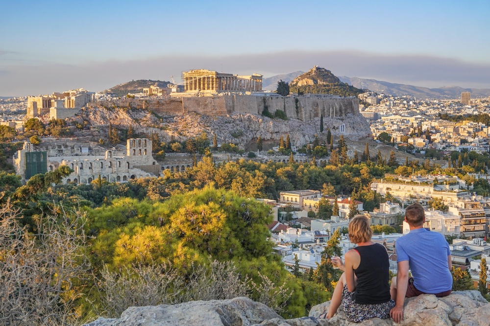 Couple,Gaze,The,Wonderful,View,From,Filopappou,Hill,Looking,Towards I Athina sta kalitera city breaks
