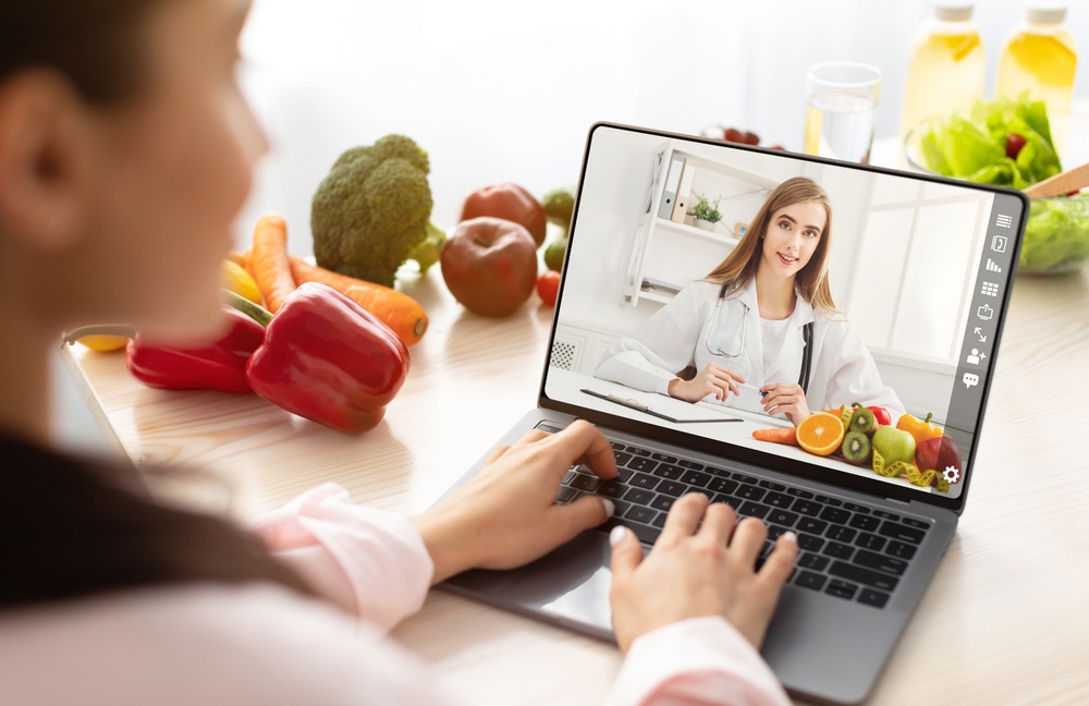 Lady,Having,Video,Call,With,Her,Dietitian,,Using,Laptop,While diaita-koronoioy
