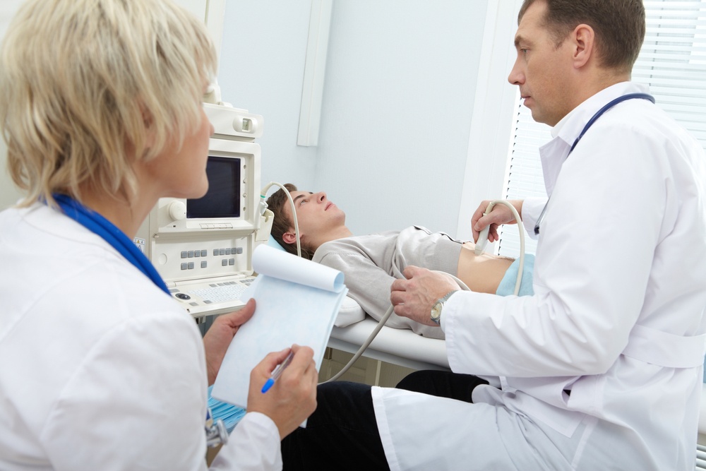 Young,Man,Being,Scanned,In,Doctors,Office ergastiriakoi