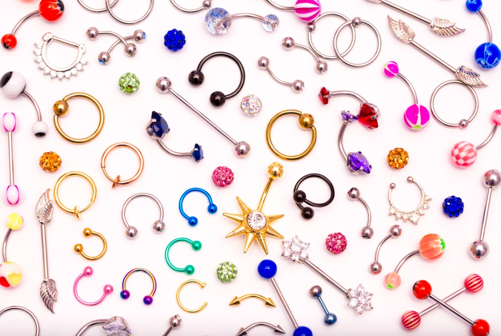 Piercing,Jewelry,Isolated,On,A,White,Background,Set,Of,Earrings frontidas-piercing1