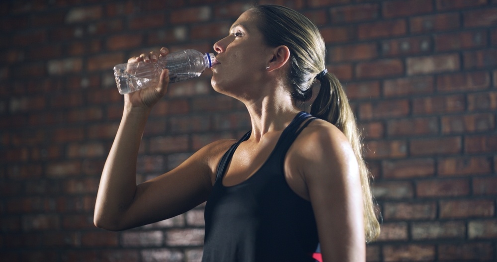 Fitness,,Woman,And,Drinking,Water,In,Gym,For,Wellness,,Hydration ilektrolytes