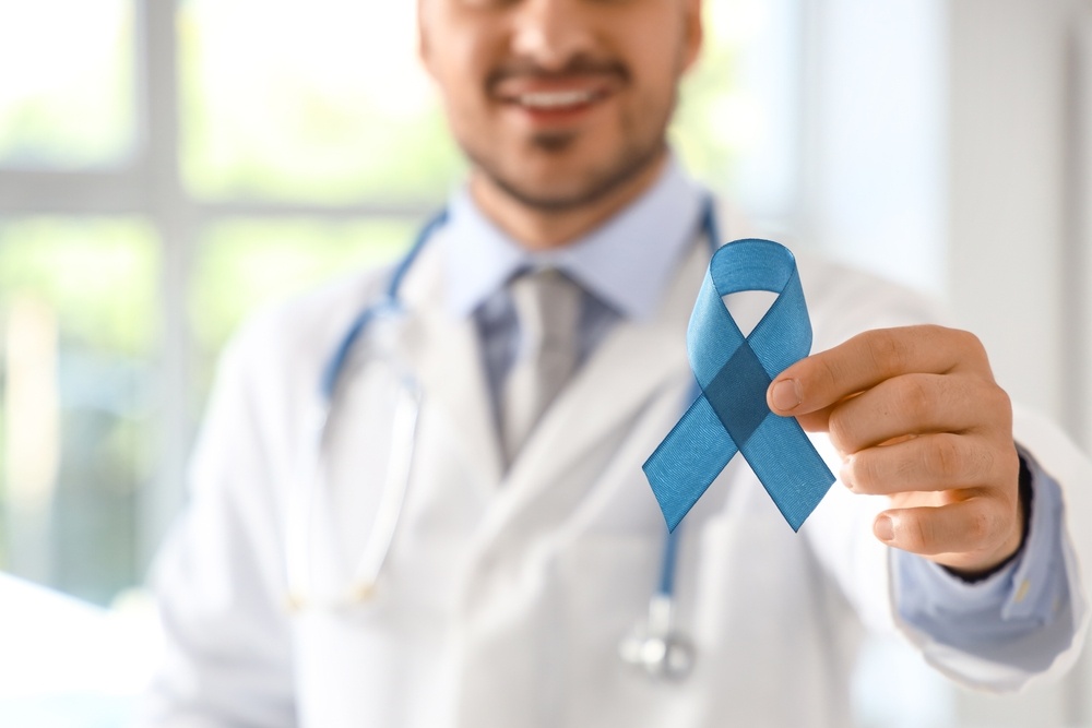 Male,Urologist,With,Blue,Ribbon,In,Clinic,,Closeup.,Prostate,Cancer karkinos tou prostati (2)