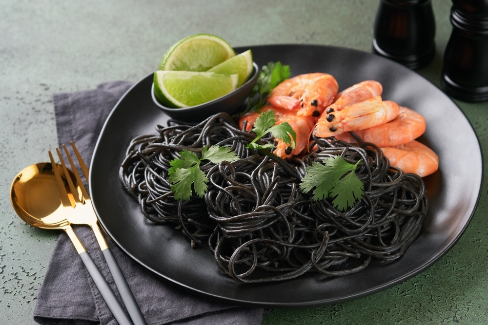 Black,Spaghetti,Pasta,Shrimp,On,Black,Plate,On,Dark,Concrete maures ipertrofes