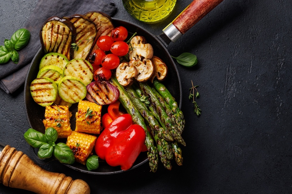 Assorted,Grilled,Vegetables,On,A,Frying,Pan,,Showcasing,A,Colorful pagkosmia imera xortofagias