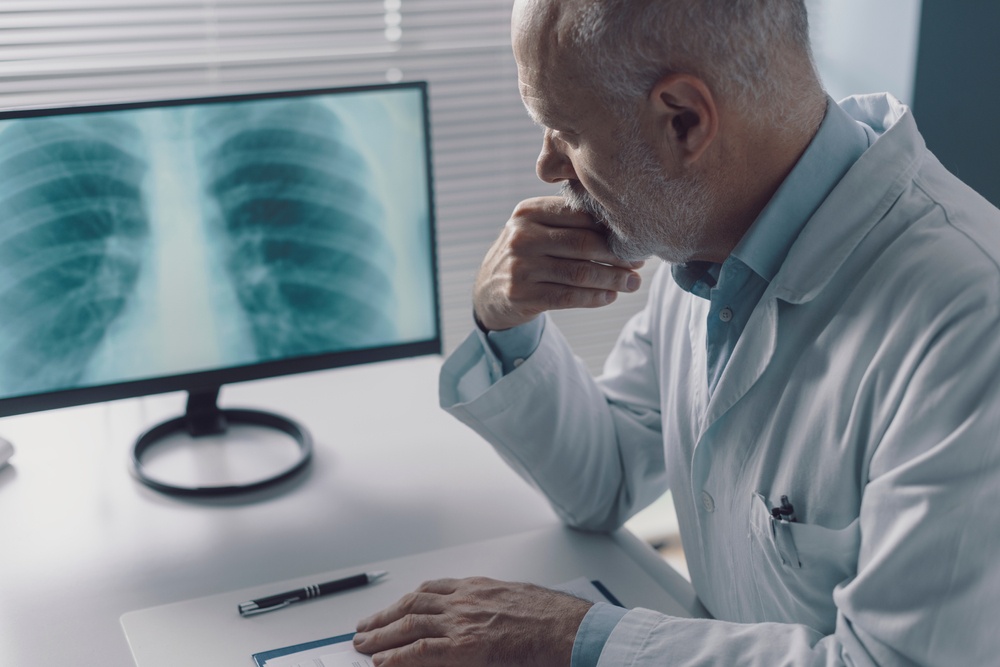 Focused,Doctor,Checking,An,X-ray,Image,Of,A,Patient's,Chest pneymona